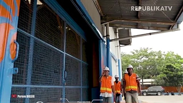 Direktur Utama Bulog Budi Waseso mengecek persediaan beras jelang Ramadhan di Gudang Bulog, Kelapa Gading, Jakarta Utara, Kamis (27/2).