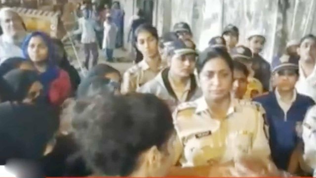 50 News: Cops try to remove sheds from CAA protest venue