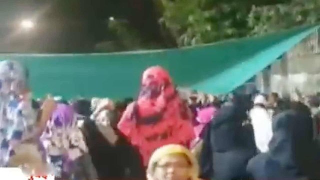 Police try to remove sheds from anti-CAA protest venue