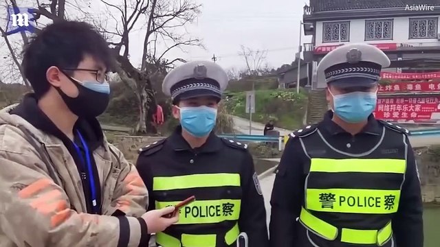 Distrait par son téléphone, un homme qui vient tout juste d’obtenir son permis de conduire tombe dans une rivière