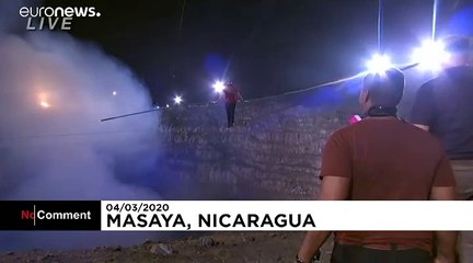 Un funambule américain traverse un volcan en activité