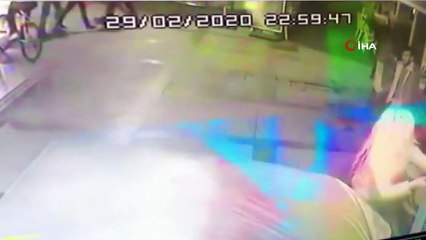 Sokak ortasında kadından erkeğe şiddet kamerada