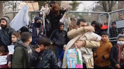 Migrantes e polícia em confronto na fronteira turco-grega, UE intervém