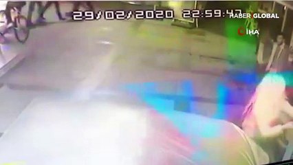 Çılgına dönen genç kız erkek arkadaşını defalarca tokatladı! Masa ve sandalyeleri devirdi, ortalık karıştı