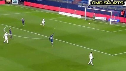 Brice Maubleu lance le ballon dans son propre but !