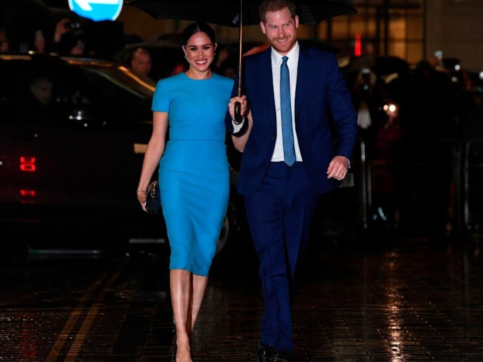 Herzogin Meghan strahlt im blauen Etui-Kleid