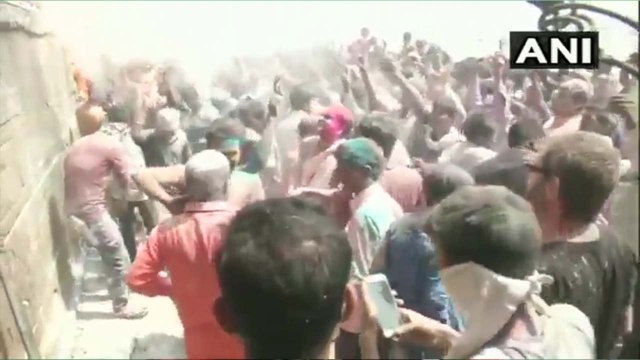 VIDEO: काशी के महाश्‍मशान मणिकर्णिका घाट पर खेली गई चिता भस्म की होली