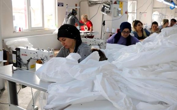 Koronavirüs sonrası gelen 1 milyonluk tulum siparişini yetiştirmek için gece gündüz çalışıyorlar