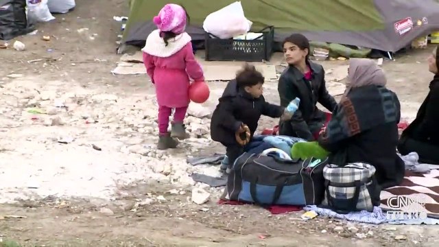 Göçmenlerin sınırdaki bekleyişi devam ediyor