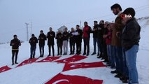 Muşlulardan Mehmetçiğe Türk bayraklı destek