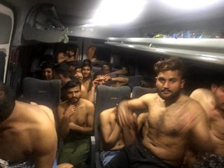 Yunan askerleri dövdüğü göçmenleri yarı çıplak gönderdi