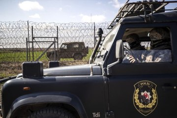 Özel harekat polisleri, Yunanistan'ın göçmenleri geri itmesini engellemek amacıyla sınırda nöbet tutuyor