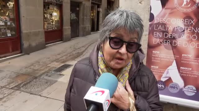 Escala hasta lo alto de la catedral de Barcelona para hacerse un selfie