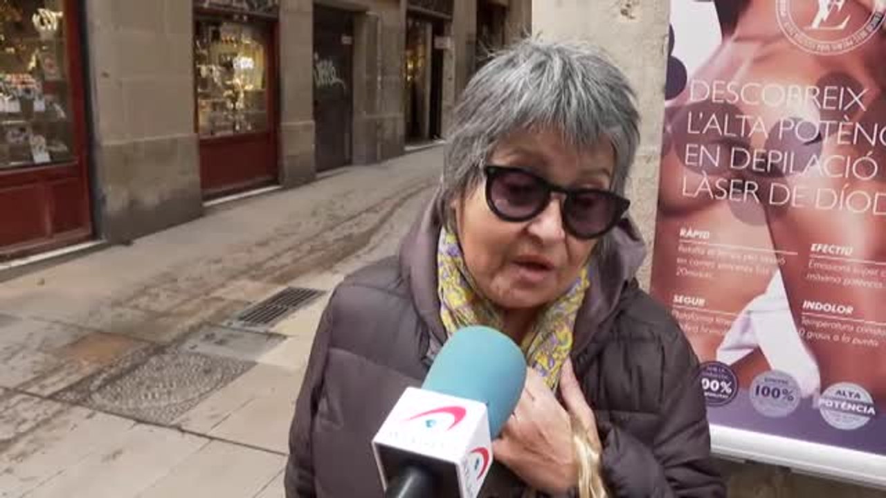 Escala hasta lo alto de la catedral de Barcelona para hacerse un "selfie"