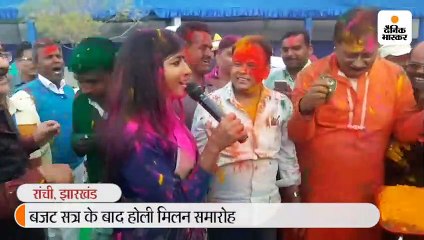 मुख्यमंत्री हेमंत सोरेन बजा रहे थे ढोलक, फगुआ के गीत गा रहे थे प्रदीप यादव