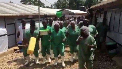 A alegria nos festejos do último paciente com Ébola no Congo a ter alta