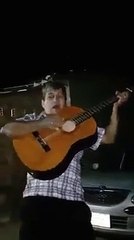 Artista que é artista não interrompe o seu concerto por uma simples queda