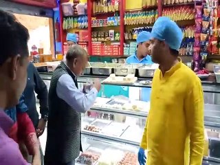 मिठाई की दुकानों पर प्रशासन की छापेमारी