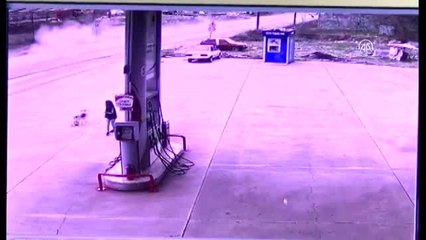 Kamyonetin takla atarak devrilme anı güvenlik kamerasında