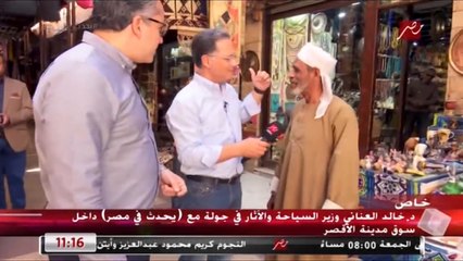 عامل بسوق الأقصر لـ شريف عامر : عايز أركب تاكسي "يحدث في مصر"