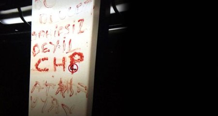 Tramvay'da bir yolcu, kanıyla "Bu devlet sahipsiz deyil CHP, Atam uyan" yazdı