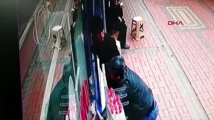 Engelli numarası yapan dilencinin tornavida ve baltayla zabıtaya saldırdığı anlar kamerada