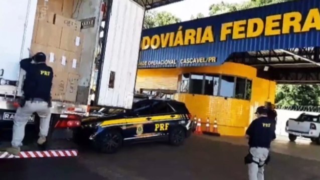 Em 4 horas, PRF apreende quatro carretas com 1,8 milhão de carteiras de cigarro no Paraná