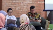 Petugas memantau suhu tubuh penumpang menggunakan alat pemindai suhu tubuh yang dipasang di Terminal Kedatangan Internasional Bandara Internasional I Gusti Ngurah Rai, Bali, Senin (2/3/2020).