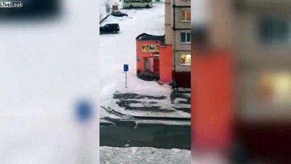 Assommée par le vent, qui la pousse sur le verglas !