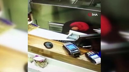 Bir eliyle hırsızlık yaptı, bir eliyle yüzünü kapattı... O anlar kamerada