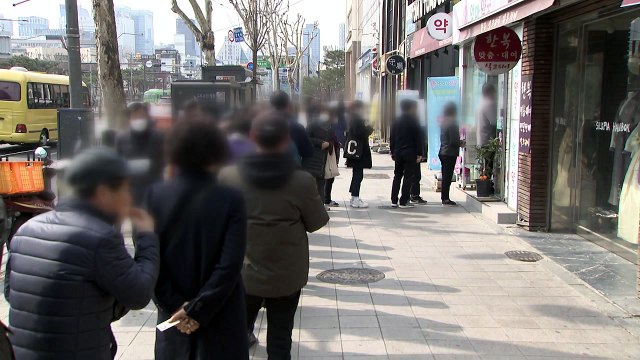 1인당 마스크 2장 제한' 첫날...전국 약국에 구매행렬 이어져 / YTN