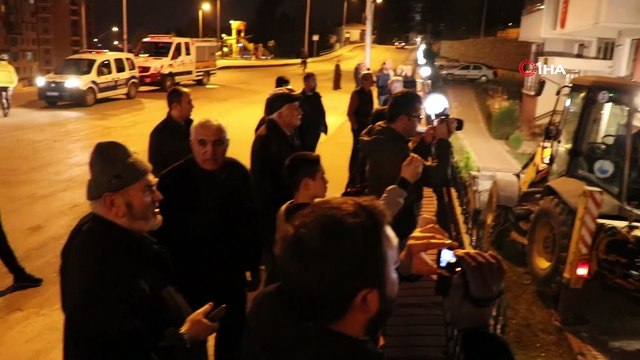 Apartmanın girişindeki beton sundurma çöktü, facianın eşiğinden dönüldü