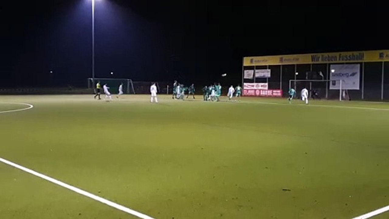 Überschwänglicher Jubel: Mehmet Eren (TuS Osdorf) zelebriert den Last-Second-Siegtreffer