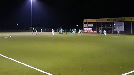 Überschwänglicher Jubel: Mehmet Eren (TuS Osdorf) zelebriert den Last-Second-Siegtreffer