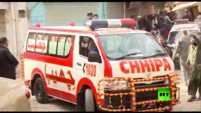 واحد يوقعه!.. قتلى جراء انهيار مبنى في باكستان