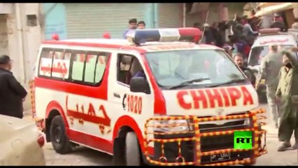 واحد يوقعه!.. قتلى جراء انهيار مبنى في باكستان