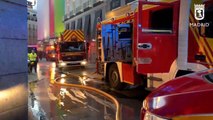 Bomberos siguen trabajando en el incendio cerca de Puerta del Sol