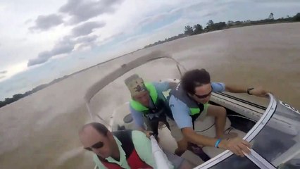 Un avion frôle un bateau...