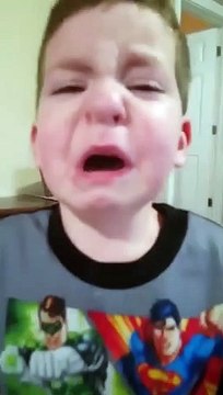 Cet enfant en panique s'est coincé un LEGO dans le nez