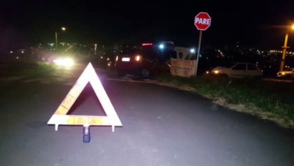 Carros se envolvem em colisão na Região da Fag