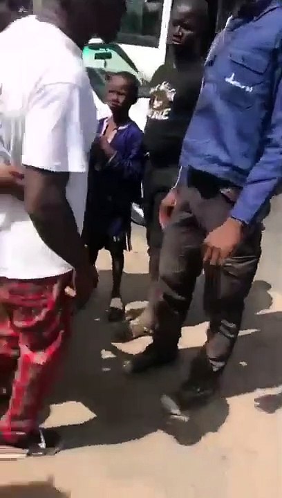 Keur Massar un Bus Tata heurte une voiture de type 205