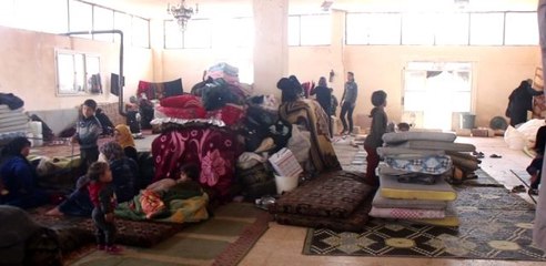 Bombardımandan kaçan Suriyeliler mezarlıkta yaşıyor