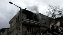 Ev yangınında dumandan etkilenen baba ve oğlu tedavi altına alındı