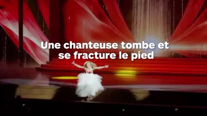 Une chanteuse tombe de la scène et continue à chanter