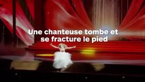 Une chanteuse tombe de la scène et continue à chanter