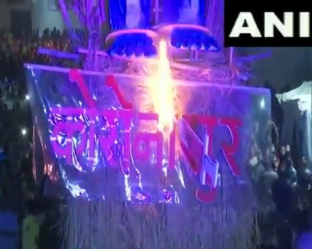 Hindistan'da halk, koronavirüsü temsil eden dev kuklayı ateşe verdi