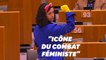 Manon Aubry habillée en Rosie la Riveteuse au Parlement européen