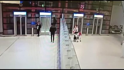Yurt dışından getirilen cep telefonlarını yurda kaçak sokmak isteyen dört kişi yakalandı