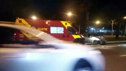 Condutora perde o controle do veículo e Fiat Palio bate em haste de sinalização de trânsito na Avenida Brasil