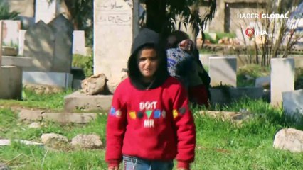 Bombardımandan kaçan Suriyeliler mezarlıkta yaşıyor